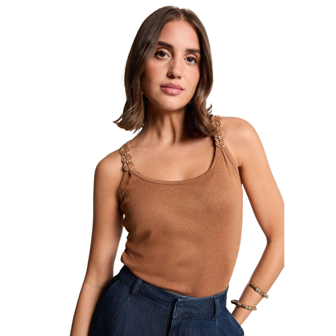 Morgan De Toi DIDOA Tank Top; 78% viscosa con dettagli metallizzati. Canotta brillante con spalline gioiello. L'eleganza parigina per l'estate. Colore marrone. Vista frontale 