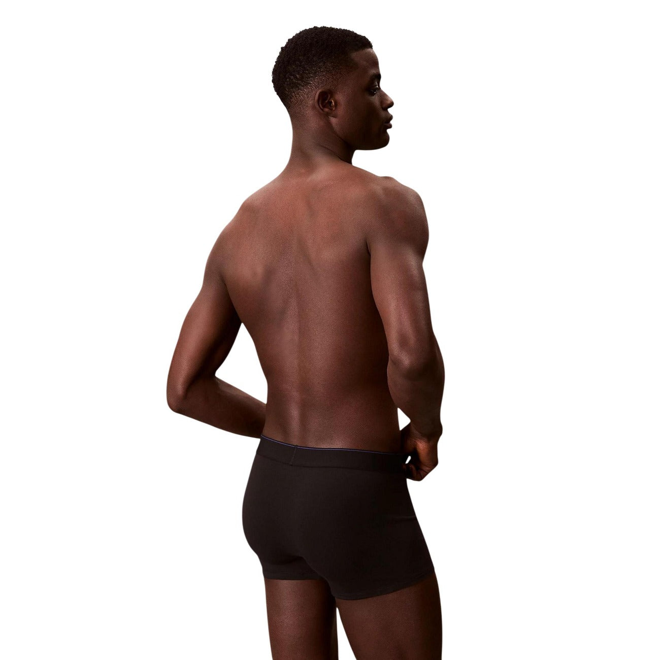 Pack 3 Boxer Trunk CK; Cotone Stretch. 95% Cotone e 5% Elastam, vita regolare con fascia logata, design traspirante e aderente. Qualità premium per l'uso quotidiano, supporto eccellente. Nero posteriore 