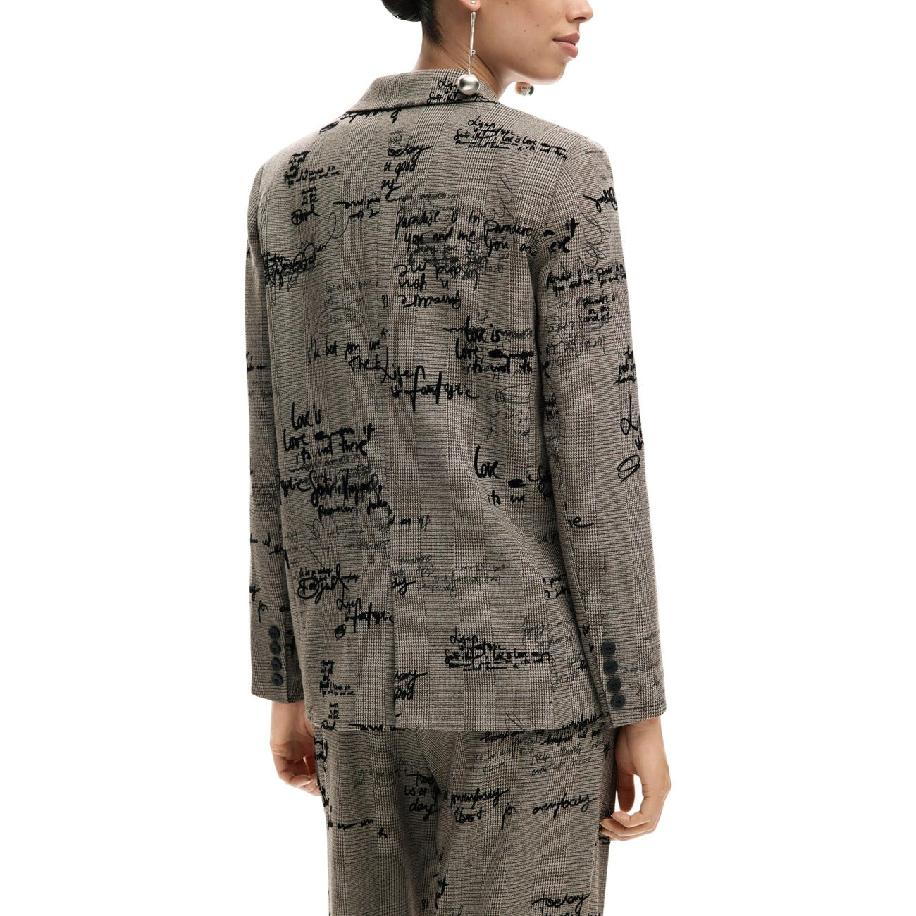 Giacca Desigual donna grigia fantasia stampa con bottoni maniche lunghe - vista posteriore retro indossata da modello
