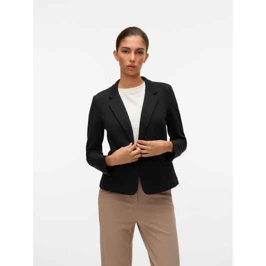 Blazer Monopetto Donna Nero Vero Moda; Giacca regular fit in misto cotone e poliestere con scollo a V e colletto a reverse. Maniche lunghe e chiusura con bottoni, stile casual-chic primavera-estate. Vista frontale 