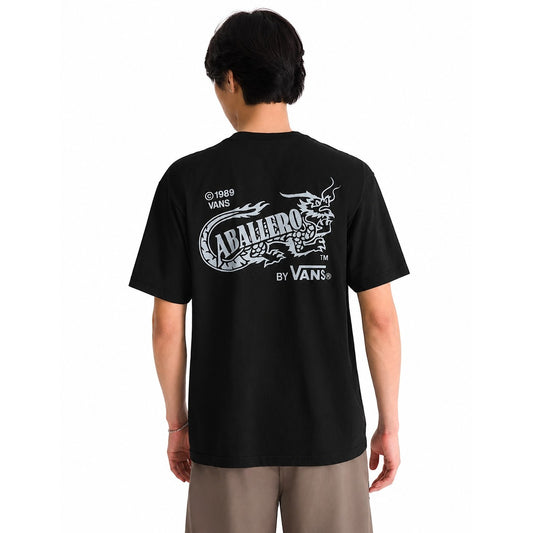T-shirt Uomo Nera Vans Caballero; Maglietta in cotone lavato enzimatico con grafica drago frontale e posteriore. Girocollo, maniche corte e vestibilità loose comfort. Indossata posteriore 