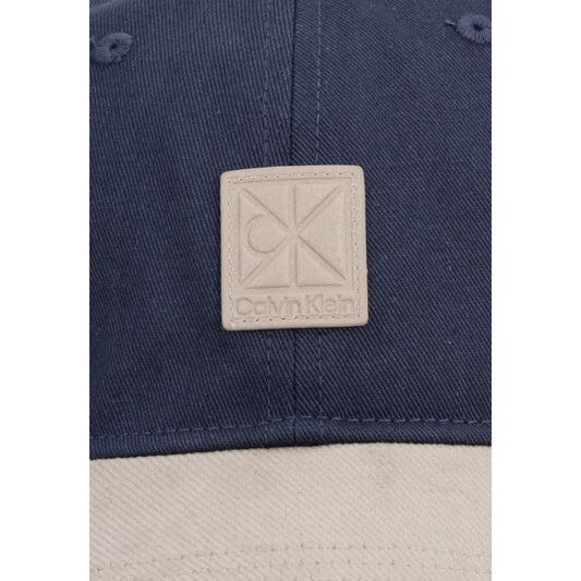 Cappello Visiera Uomo Calvin Klein Colorblock; Blu. 100% Cotone traspirante, patch logo frontale a rilievo, cinturino posteriore regolabile con fibbia in metallo. Stile casual e sportivo 4 stagioni. Vista logo 