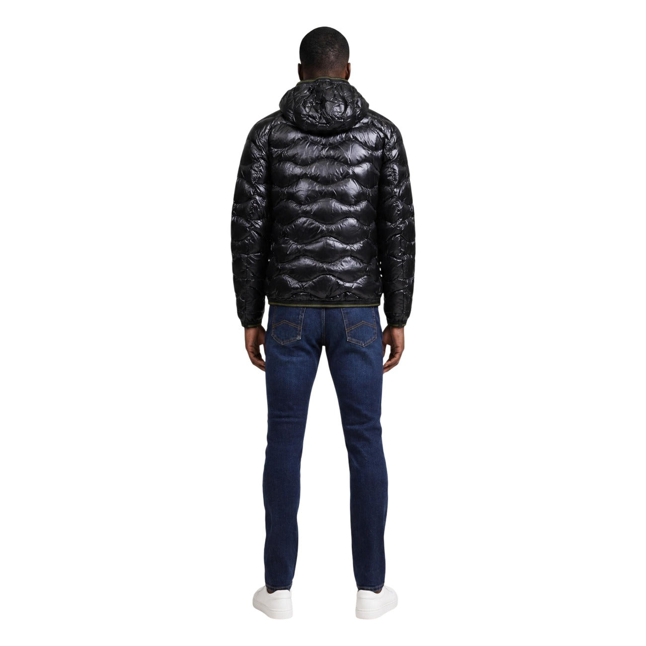 Piumino uomo Blauer nero Wave 26WBLUC03064. Giubbotto corto da uomo nero trapuntato a onde con cappuccio, taschino zip al petto, chiusura cerniera e logo Blauer sulla manica, giacca invernale calda streetwear.