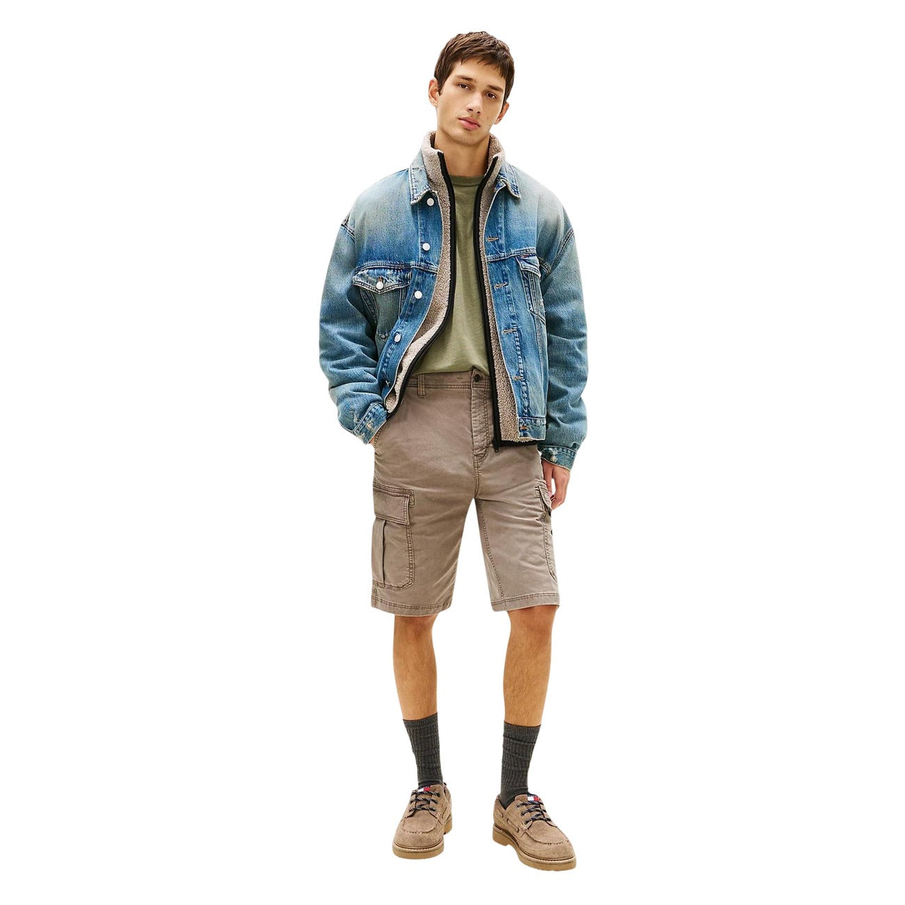 Bermuda Cargo Tommy Hilfiger Jeans; Beige. 97% Cotone Rigenerato, 3% Elastam. Tasche laterali utility, lunghezza sopra il ginocchio, vita regular. Leggeri, resistenti e sostenibili. Vista figura intera 