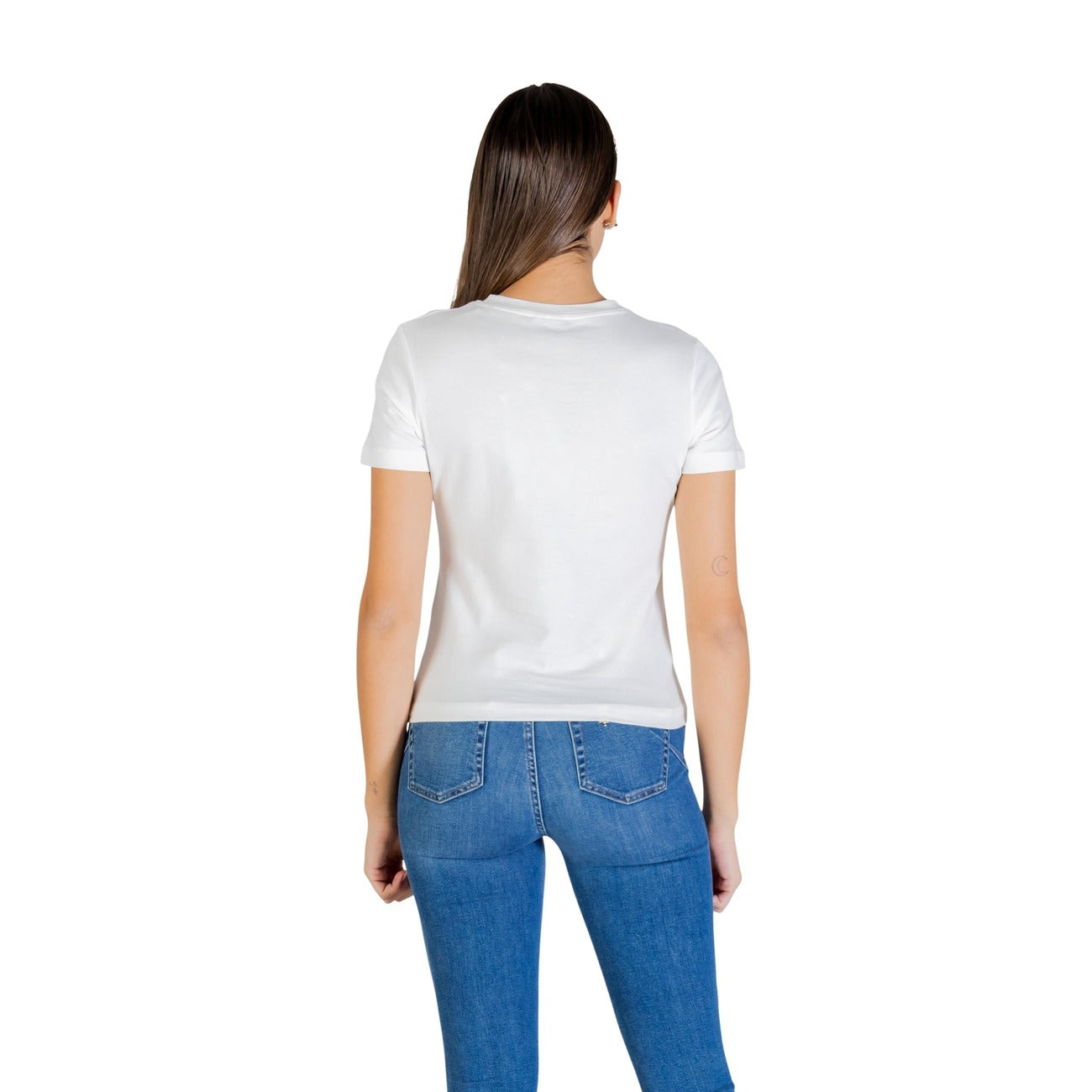 Guess Active Octavia Tee; 95% cotone, logo con dettagli luminosi, taglio regular. La t-shirt sportiva che unisce comfort e glamour. Colore bianco con strass argento. Vista posteriore 