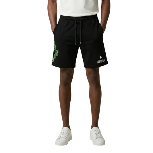 Bermuda County of Milan S6CMMABE072; 100% cotone, grafica geometrica verde, logo a contrasto. Vita con coulisse, tasche laterali, vestibilità morbida. Shorts sportivi di lusso, design audace. Vista frontale 
