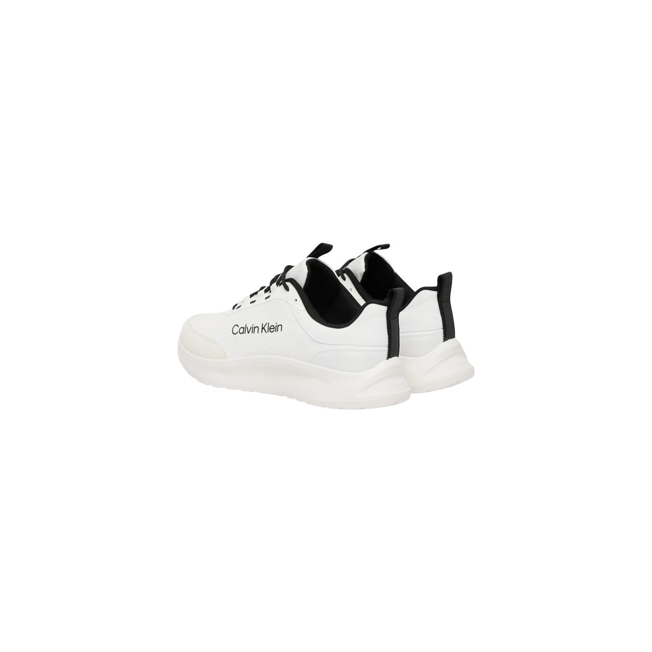 Sneakers Bianche e Nere Calvin Klein; 100% Poliestere Riciclato. Maxi logo laterale, suola 3 cm, dettagli a contrasto. Leggere, traspiranti e sostenibili. Il tocco iconico per il tuo stile quotidiano. Vista Laterale 