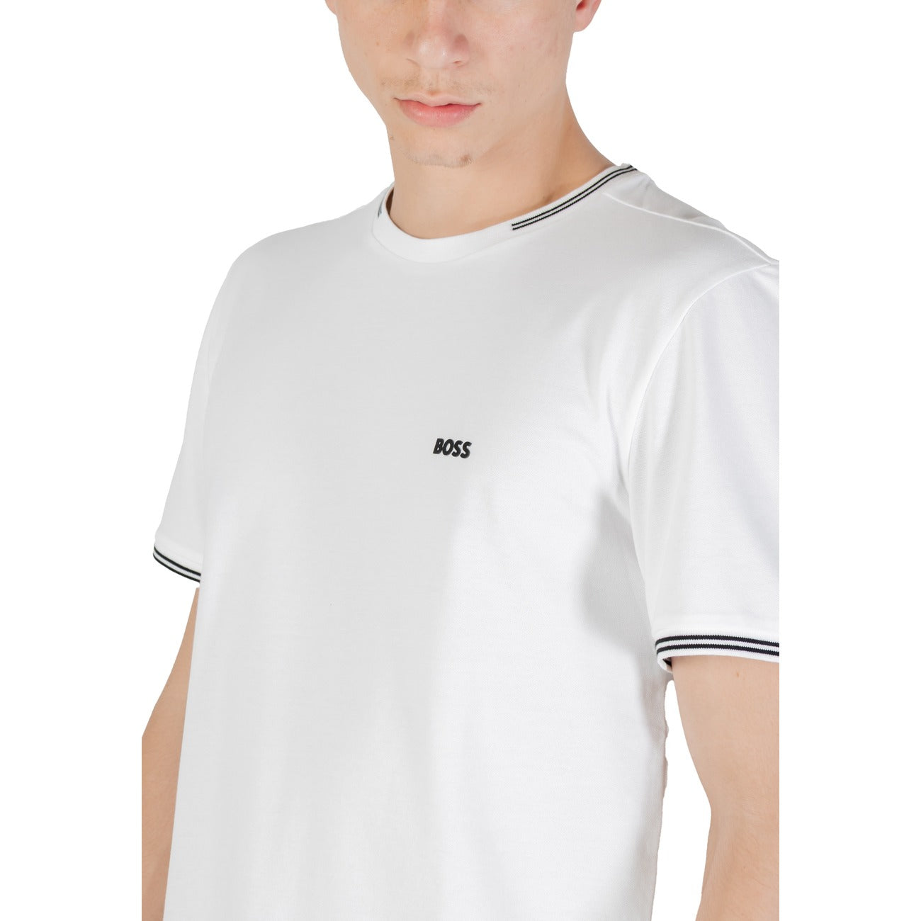 T-shirt BOSS Uomo Bianca; 92% Cotone, 8% Elastam. Tessuto piqué elasticizzato, vestibilità regular, logo e righe a contrasto. Lavabile a 30°C, stile casual-premium. Dettaglio logo e righe 