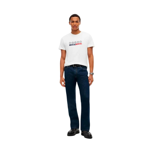 T-shirt Tommy Jeans bianca uomo DM0DM23715. Maglietta da uomo bianca a maniche corte in cotone rigenerato ecosostenibile con girocollo e stampa grafica logo Tommy Hilfiger sul petto, t-shirt casual e streetwear.