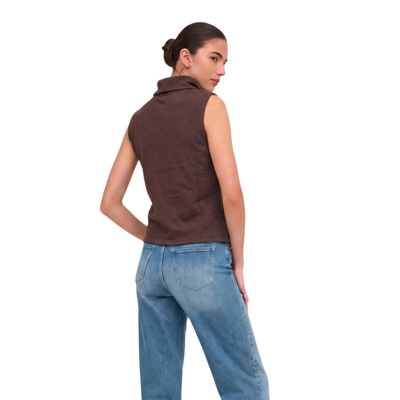 Dolcevita senza maniche Jacqueline de Yong marrone donna 15380199. Top smanicato da donna marrone a collo alto in poliestere riciclato e cotone, lupetto leggero mezza stagione e sottogiacca casual elegante.