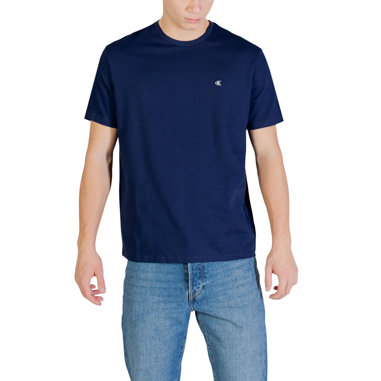 T-shirt CK Jeans Classic Monogram; Blu Navy. 100% Cotone. Regular fit, logo piccolo ricamato, scollo a girocollo. Comfort naturale, stile minimalista d'autore. Vista frontale 