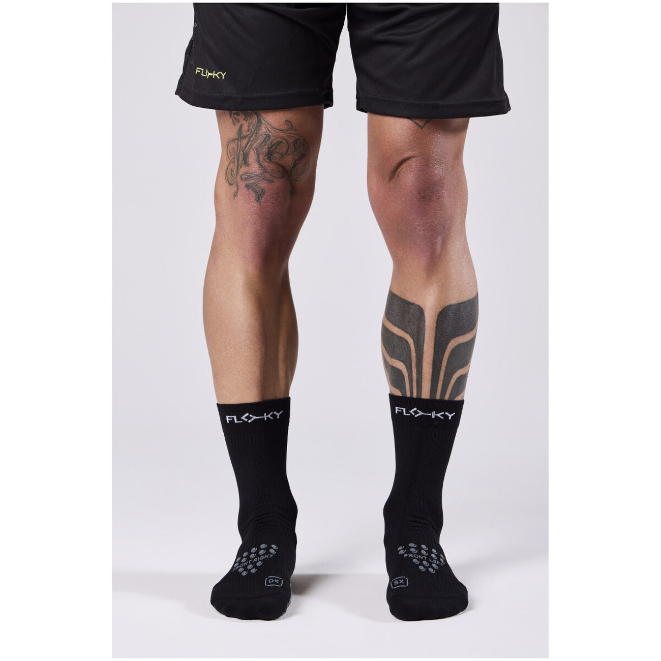 calze biomeccaniche Floky S-Mash, ideali per tennis e padel, progettate per proteggere il tendine d'Achille e offrire stabilità. Colore nera vista frontale indossati 