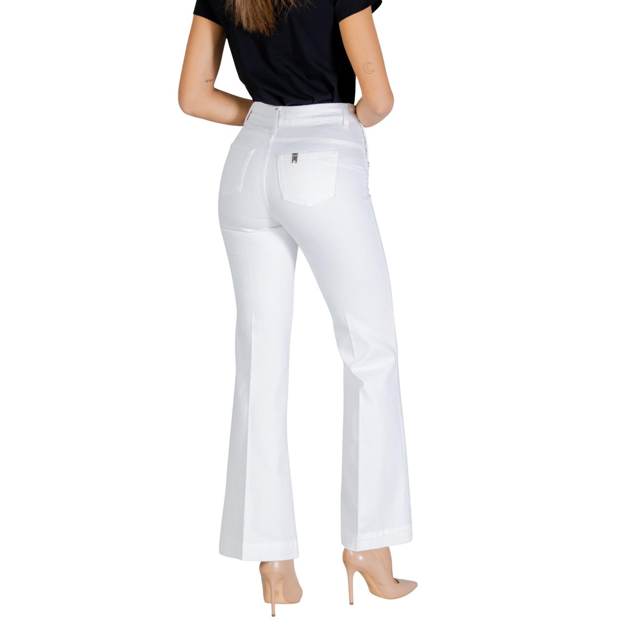 Liu-Jo Flare Button Jeans; pantaloni bianchi bootcut a vita alta con bottoni gioiello. Tessuto tecnico stretch modellante, vestibilità impeccabile e stile distintivo. Vista posteriore 