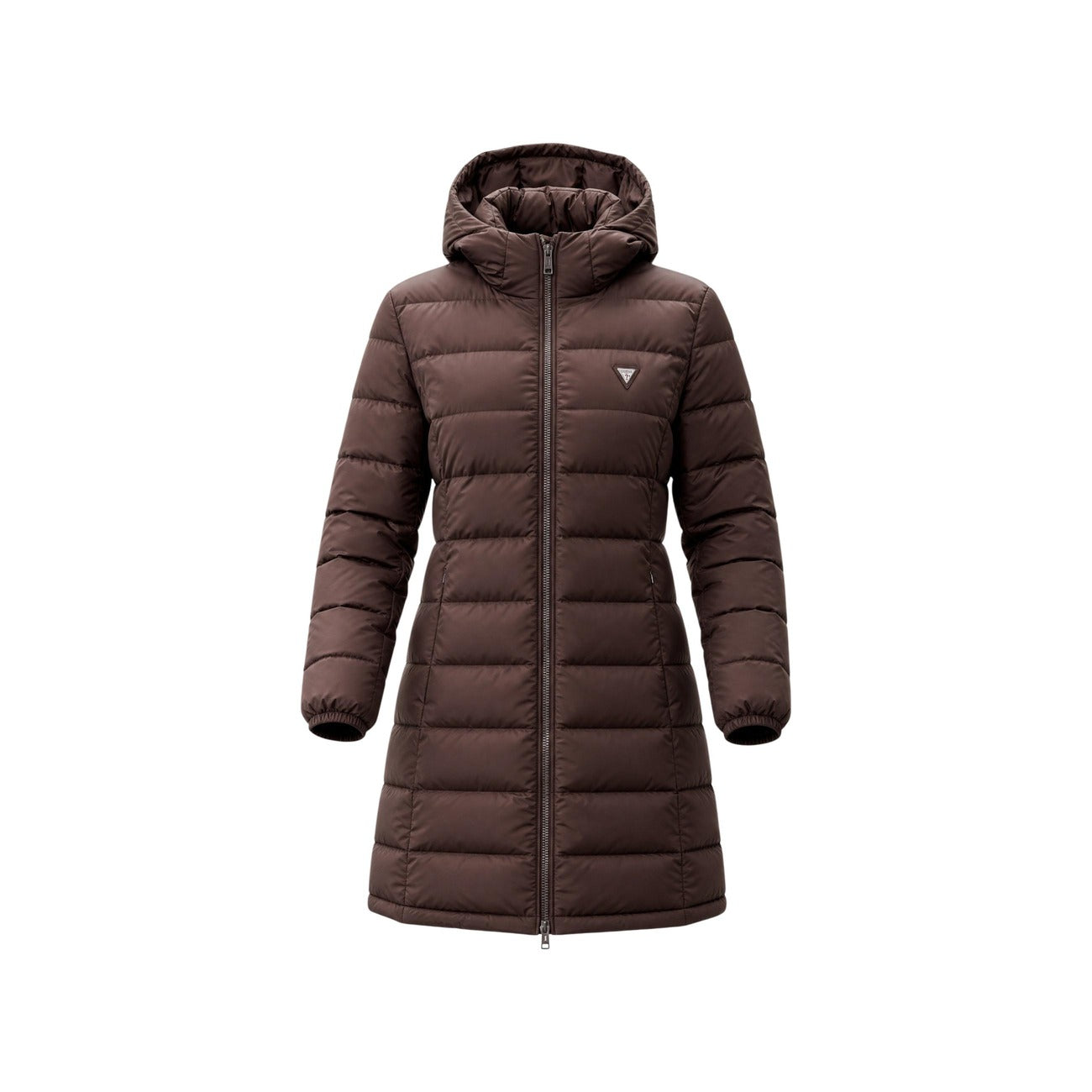 Piumino Lungo Trapuntato Marrone Donna Guess Active New Aleta; Tessuto 93% poliestere e 7% elastam con cappuccio e chiusura a zip doppio cursore. Logo sul petto, stile invernale casual-chic. Vista frontale stesa 