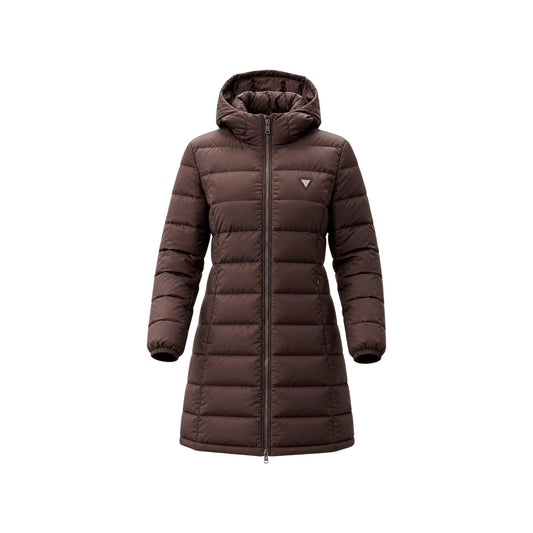 Piumino Lungo Trapuntato Marrone Donna Guess Active New Aleta; Tessuto 93% poliestere e 7% elastam con cappuccio e chiusura a zip doppio cursore. Logo sul petto, stile invernale casual-chic. Vista frontale stesa 