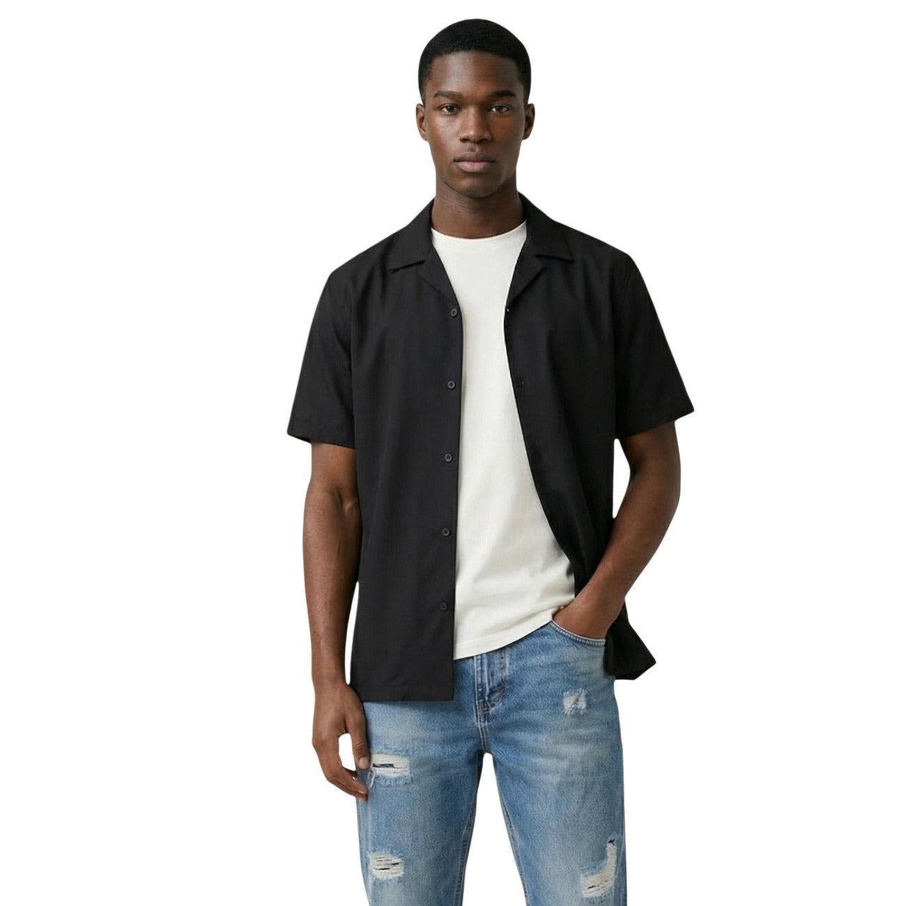 Gianni Lupo Camicia nera maniche corte stretch; composizione in viscosa ed elastam per il massimo comfort, tessuto tecnico resistente alle pieghe e stile contemporaneo per la stagione calda.