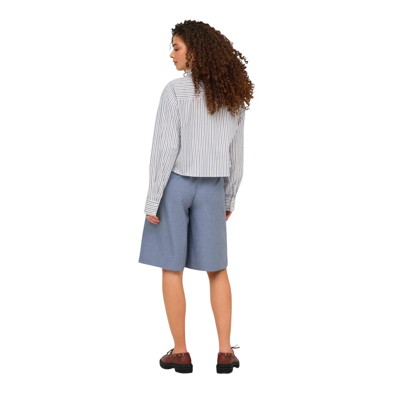 Only Onllinda Long Shorts; Blu Melange. 50% Poliestere Riciclato. Vita alta elastica, taglio lungo ampio, pieghe anteriori. Tessuto leggero e sostenibile, stile casual-elegante. Vista posteriore figura intera 