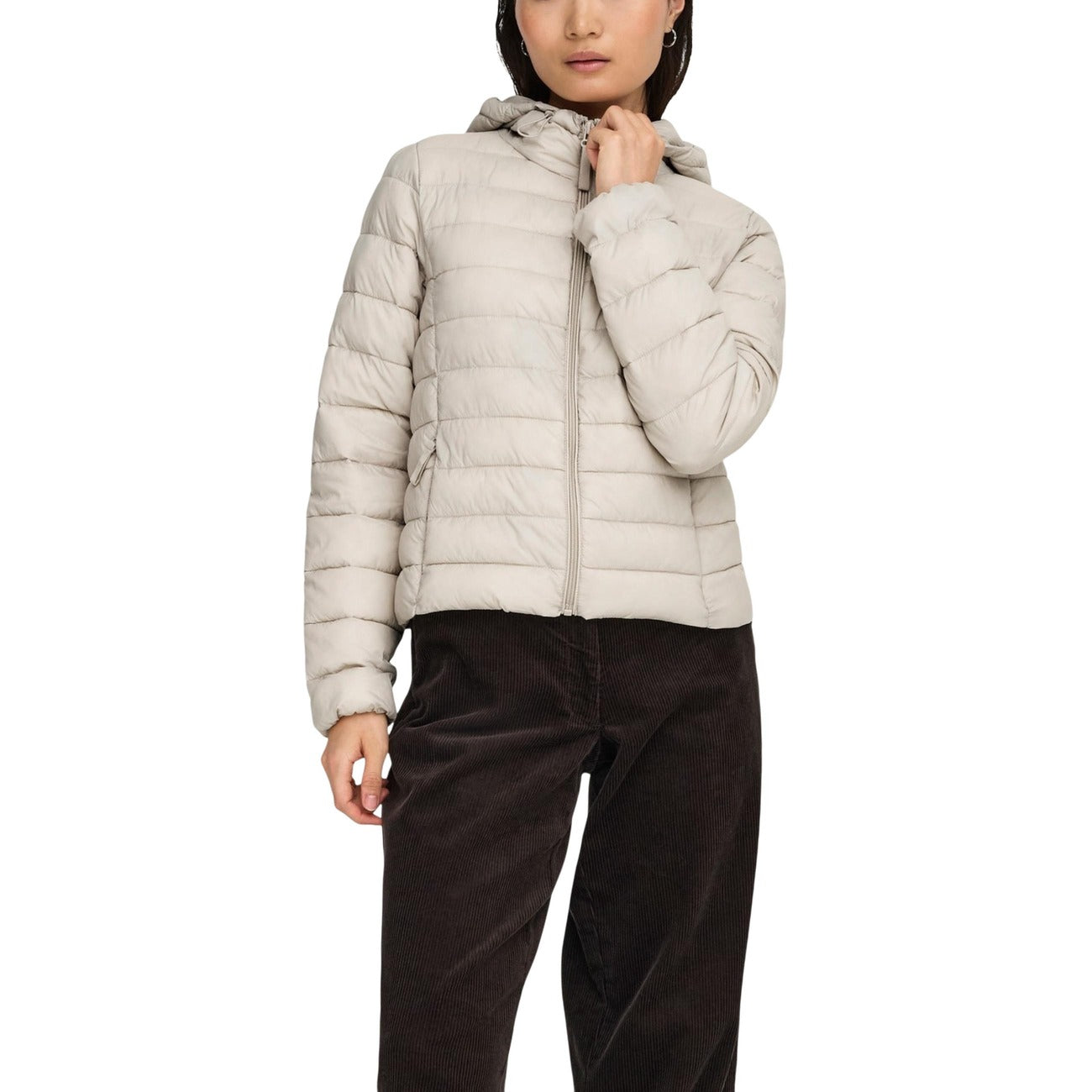 Only Giubbotto beige Quilted ONLTAHIA; piumino 100% nylon con cappuccio, design trapuntato a righe orizzontali e vestibilità leggera. Capo indispensabile per l'autunno e l'inverno. Vista frontale 