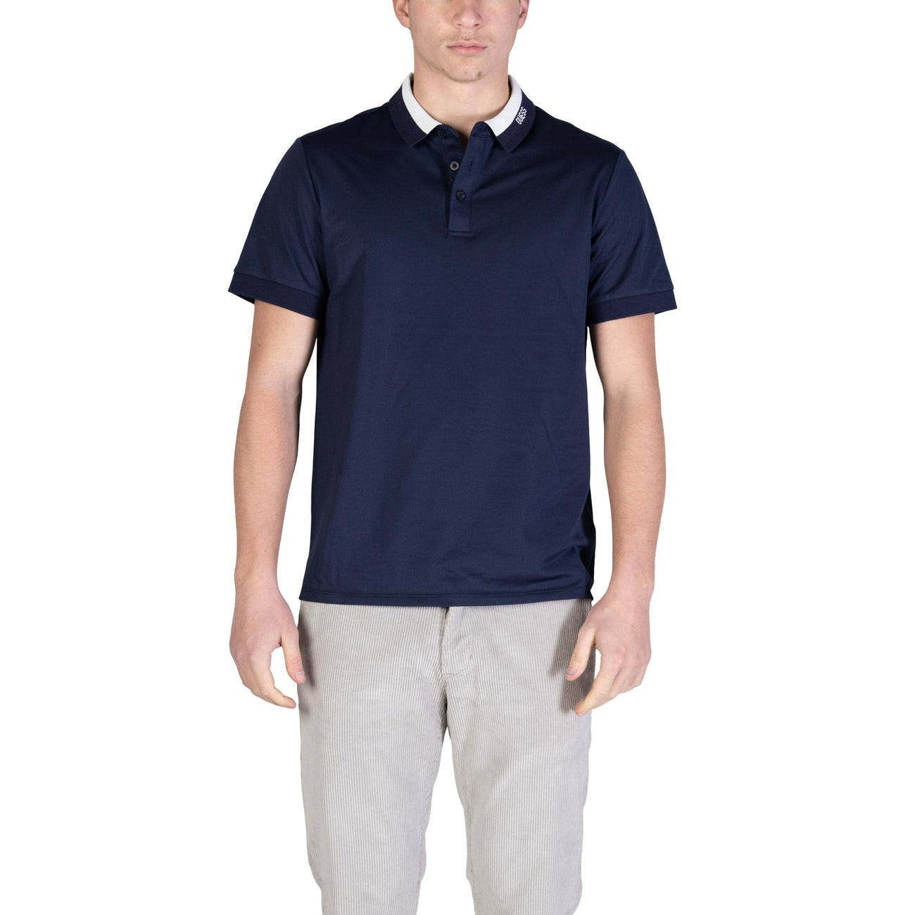 Polo Guess SS Paul; Blu. Misto cotone ed elastene. Colletto logato, chiusura a 3 bottoni, maniche corte. Comfort elasticizzato e stile iconico per il tempo libero. Vista frontale 