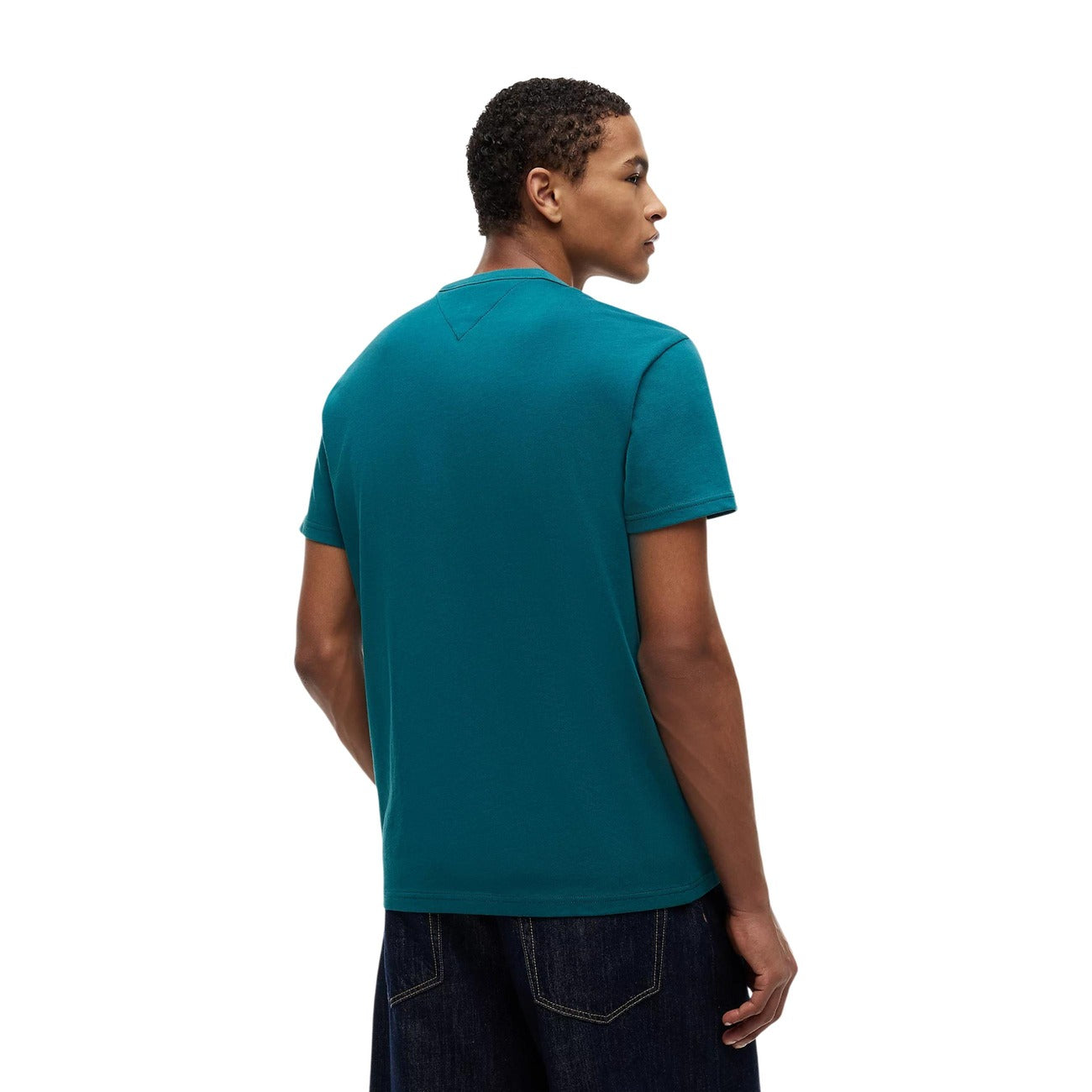 T-shirt Verde Tommy Jeans; Logo Badge Ricamato. 100% Cotone Rigenerato. Regular fit, girocollo classico, ecosostenibile. Il basic premium ideale per ogni outfit. Vista posteriore 