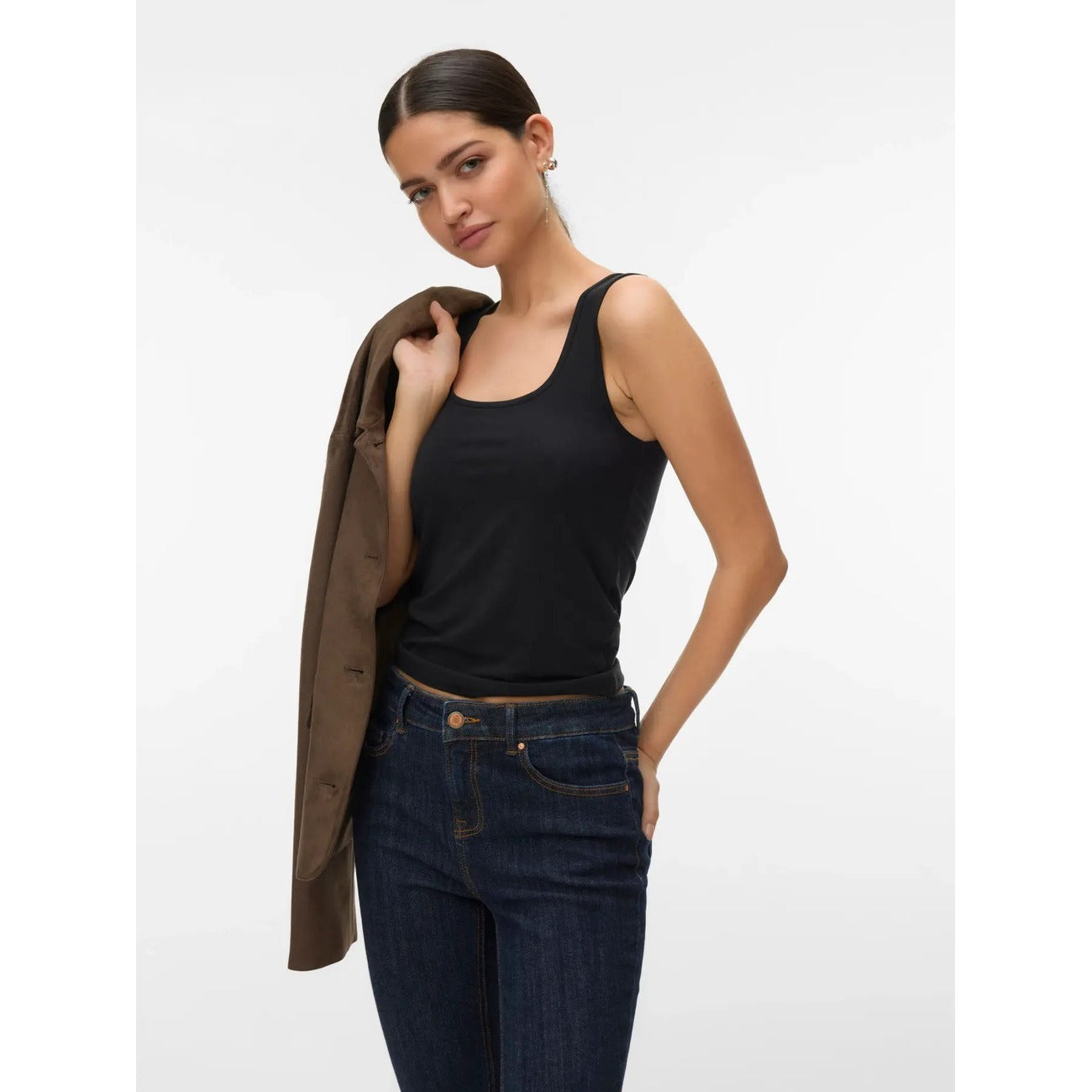 Canotta Donna Nera Vero Moda; T-shirt senza maniche in lyocell ed elastan. Scollo a U, vestibilità regolare, tessuto setoso ed ecologico per la primavera-estate. Frontale 