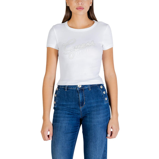 Guess Studs Script Tee; t-shirt bianca cropped in cotone stretch con logo gioiello in strass. Stile iconico e silhouette definita. Vista frontale 