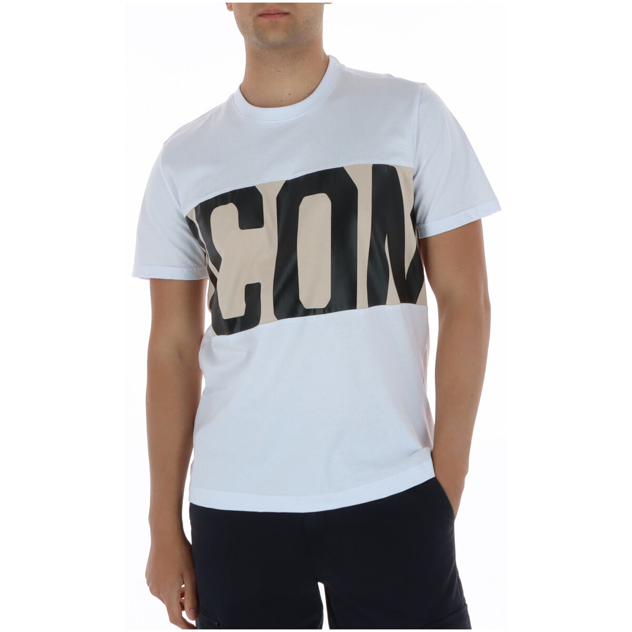 T-shirt ICON Bold Logo; 100% cotone jersey. Banda centrale a contrasto, vestibilità regolare, maniche corte. Maglia urban traspirante, morbida e dallo stile grafico deciso. Colore bianco vista frontale 