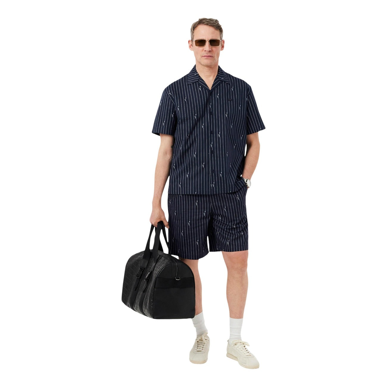 Camicia Lacoste Relaxed Fit; 100% Cotone Organico. Stampa righe e coccodrilli all-over, collo aperto, taglio boxy. Dettagli pregiati con bottoni incisi e logo ricamato. Figura intera 