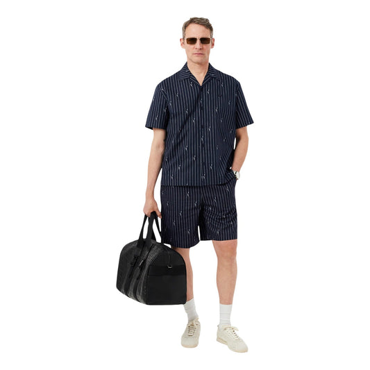 Camicia Lacoste Relaxed Fit; 100% Cotone Organico. Stampa righe e coccodrilli all-over, collo aperto, taglio boxy. Dettagli pregiati con bottoni incisi e logo ricamato. Figura intera 