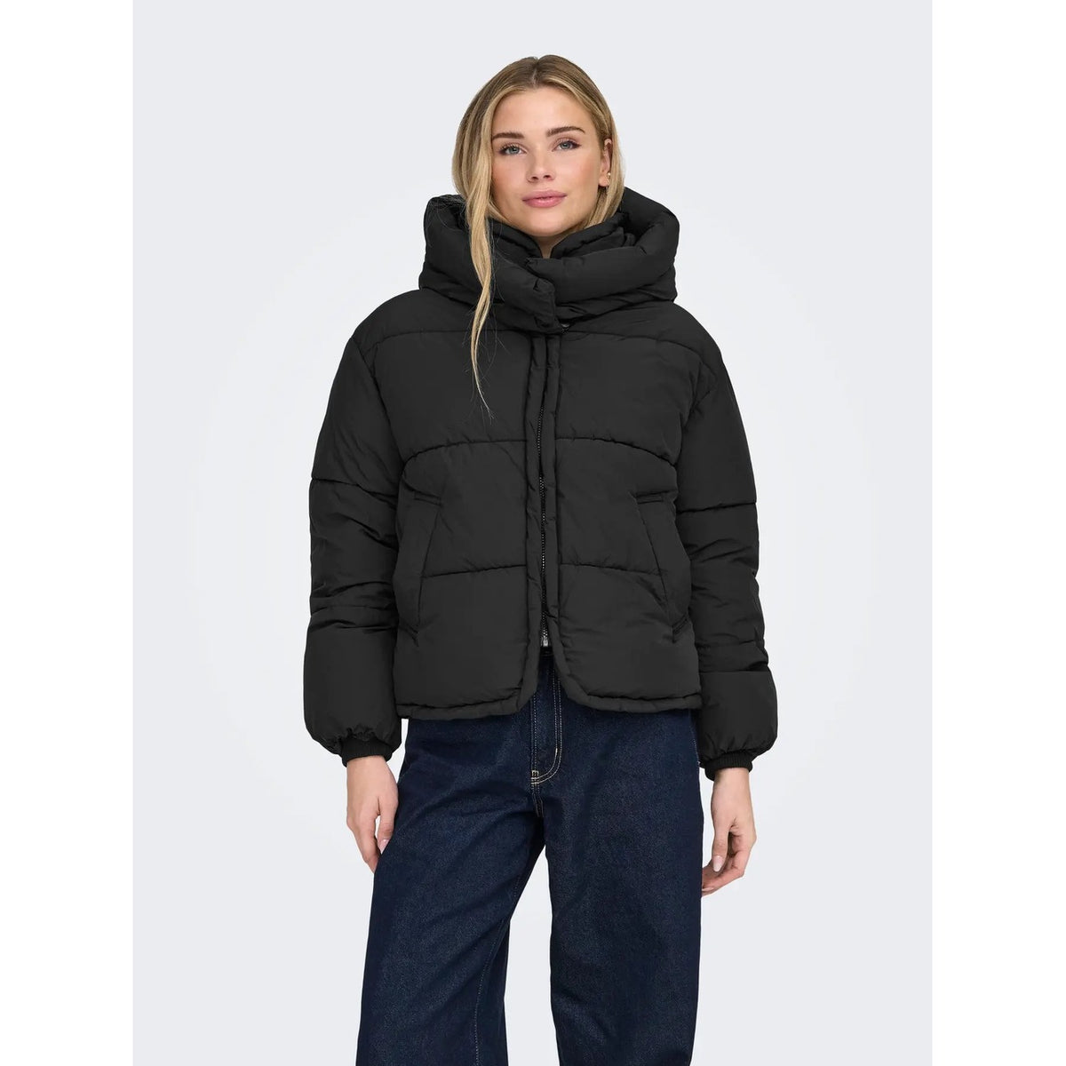 Piumino corto donna Only – Giacca invernale con cappuccio e zip 15366705.
