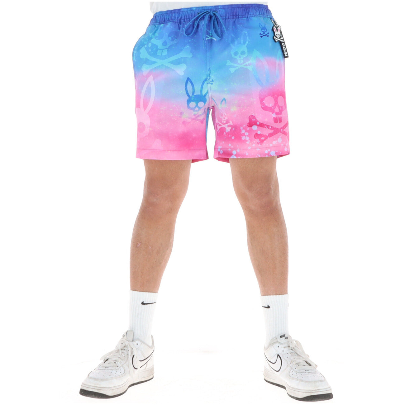 Boxer mare Psycho Bunny Rosa Cosmico; 100% poliestere ad asciugatura rapida. Grafica integrale colorata, fodera elasticizzata, vestibilità regular 6". Design iconico e traspirante. Frontale 