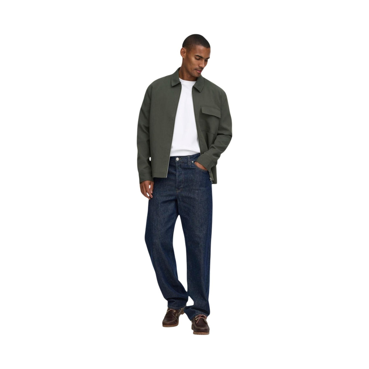 Overshirt giacca camicia verde uomo Only & Sons 22038673. Giacca leggera casual in poliestere, viscosa ed elastan con collo camicia, cerniera frontale e tasca pettorale.