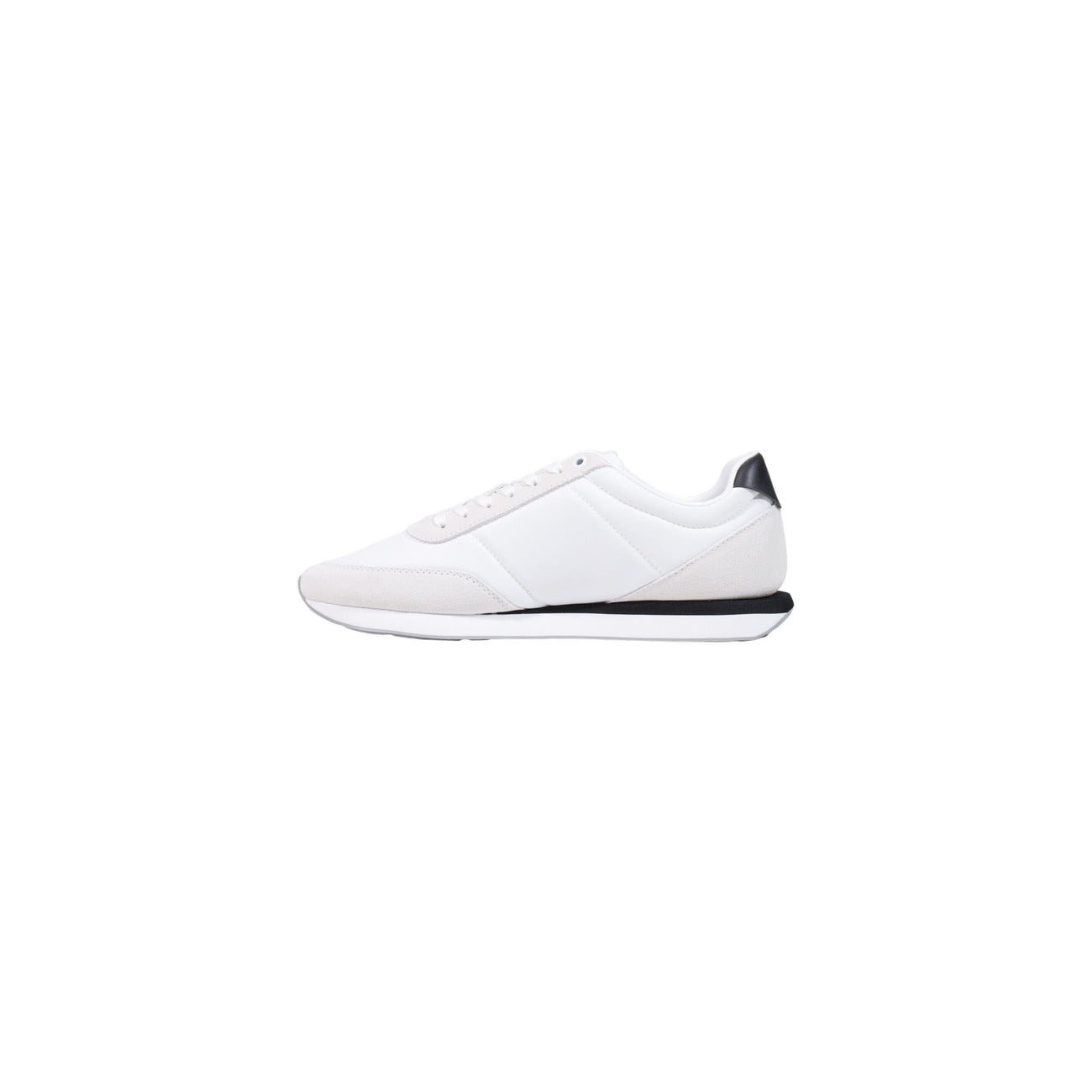 Sneakers Calvin Klein bianche uomo HM0HM02469. Scarpe sportive da uomo bianche in poliestere riciclato con logo monogram cK ricamato, dettagli a contrasto su tallone e suola, scarpe da ginnastica casual basse e sostenibili 4 stagioni.