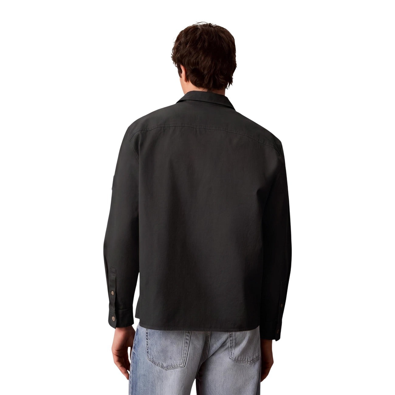 Camicia uomo Calvin Klein Jeans nera LV04RG121G. Camicia overshirt casual in cotone a tinta unita, vestibilità normale, bottoni tono su tono, tasconi sul petto e stemma logo applicato sulla manica.