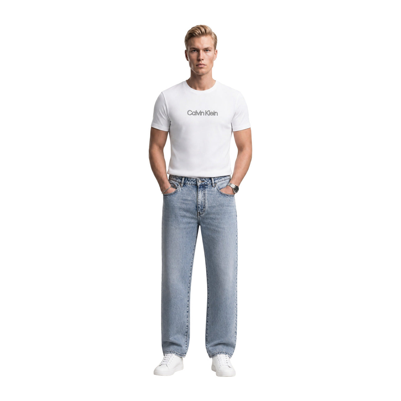 T-shirt Bianca Uomo Calvin Klein Jeans; 100% Cotone, maniche corte, scollatura a girocollo con logo sul petto. Tessuto leggero e traspirante, stile casual e intramontabile per ogni stagione. Figura intera frontale 