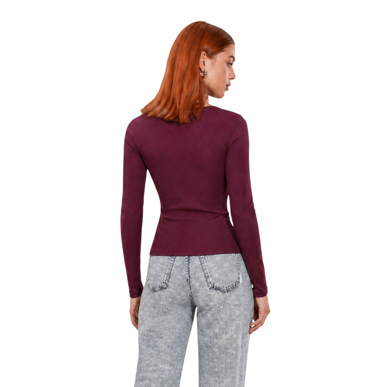 Maglia Guess bordeaux donna V4BP07 K8RT2. T-shirt maniche lunghe da donna bordeaux a costine in viscosa elasticizzata con scollo rotondo e triangolo logo metallico, maglietta aderente slim fit casual mezza stagione.