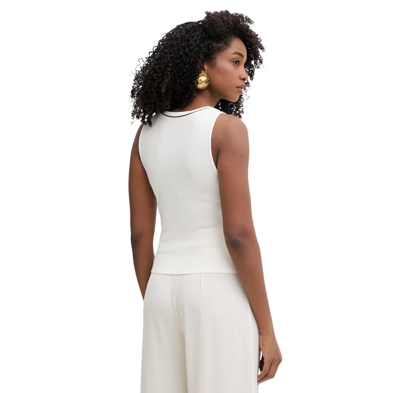 Canotta Loungewear Signature; 93% Viscosa, 7% Elastan. Scollo a V, profili in contrasto, tessuto fluido. Maglia intima/relax donna morbida e traspirante per la PE26. Vista posteriore 