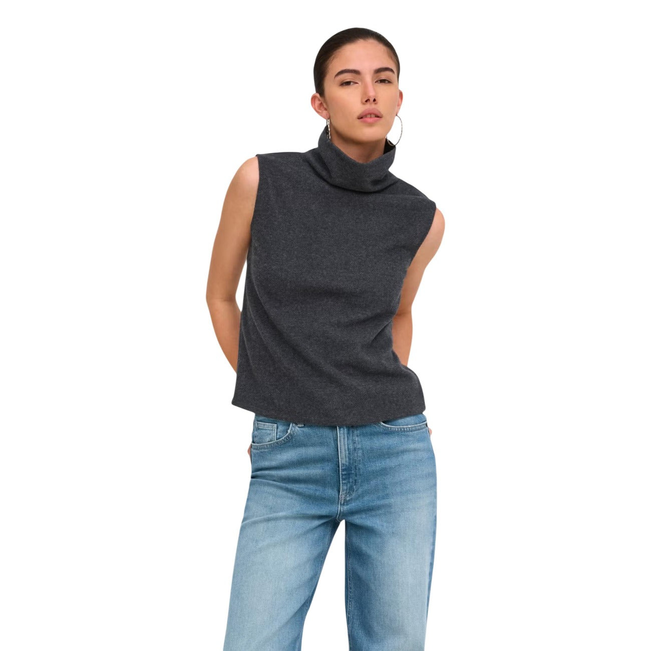 Dolcevita senza maniche Jacqueline de Yong grigio donna 15380199. Top smanicato da donna grigio a collo alto in poliestere riciclato e cotone, lupetto leggero mezza stagione e sottogiacca casual elegante.