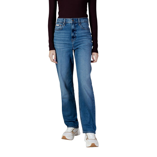 Jeans Mom Calvin Klein; Blu. 98% Cotone, 2% Elastam. Vita alta, gamba dritta, 5 tasche. Vestibilità regular, stile casual iconico per ogni occasione. Frontale 