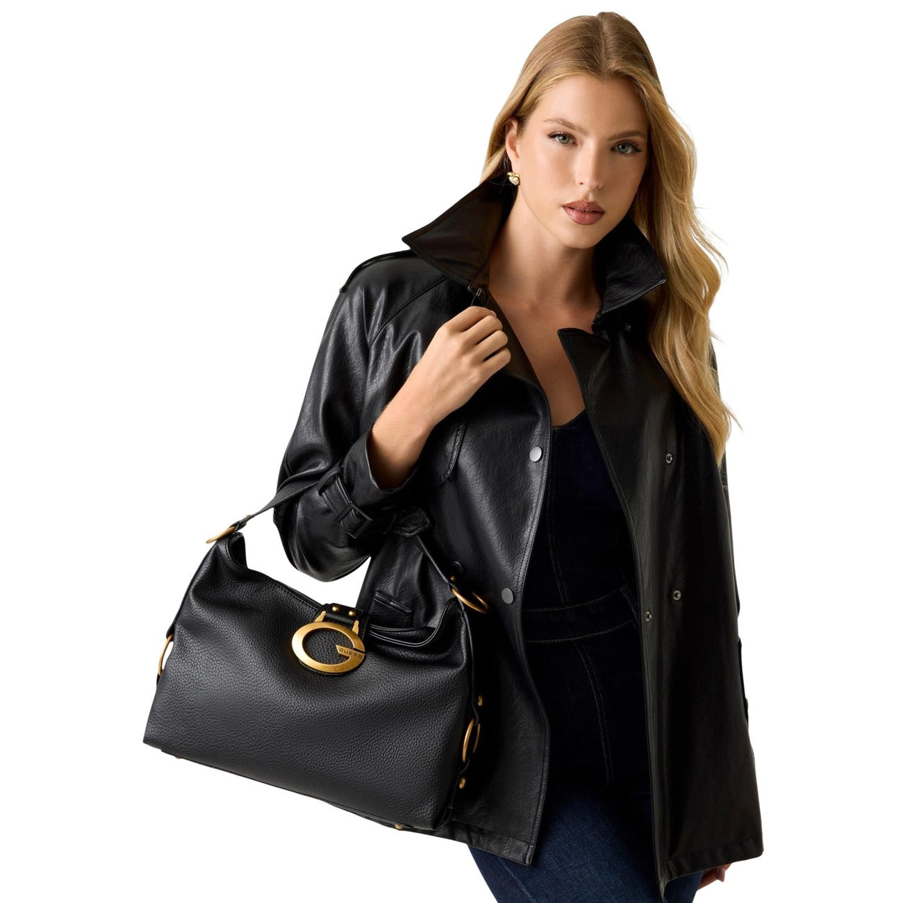 Borsa a spalla nera CAMDEN. Esterno in simil pelle. Chiusura con cerniera lampo.
Metalleria color oro. Vista frontale indossata da modella