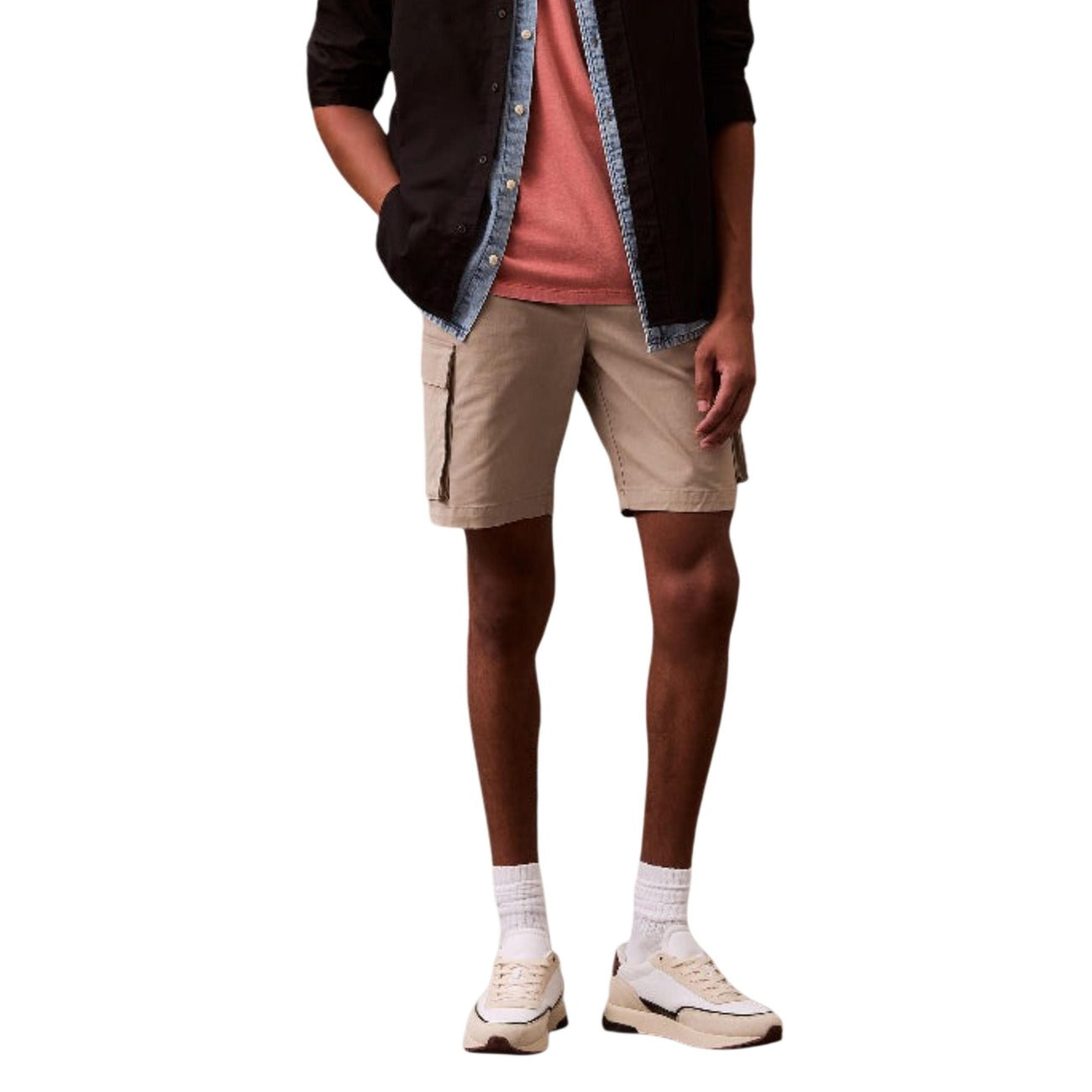 Bermuda Calvin Klein Jeans uomo beige con zip bottone tasche anteriori posteriori laterali 97% cotone 3% elastan - vista frontale indossati da modello
