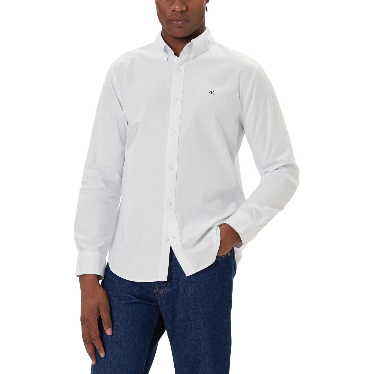 Camicia Calvin Klein Jeans uomo bianca con bottoni e colletto classico - vista frontale indossata da modello