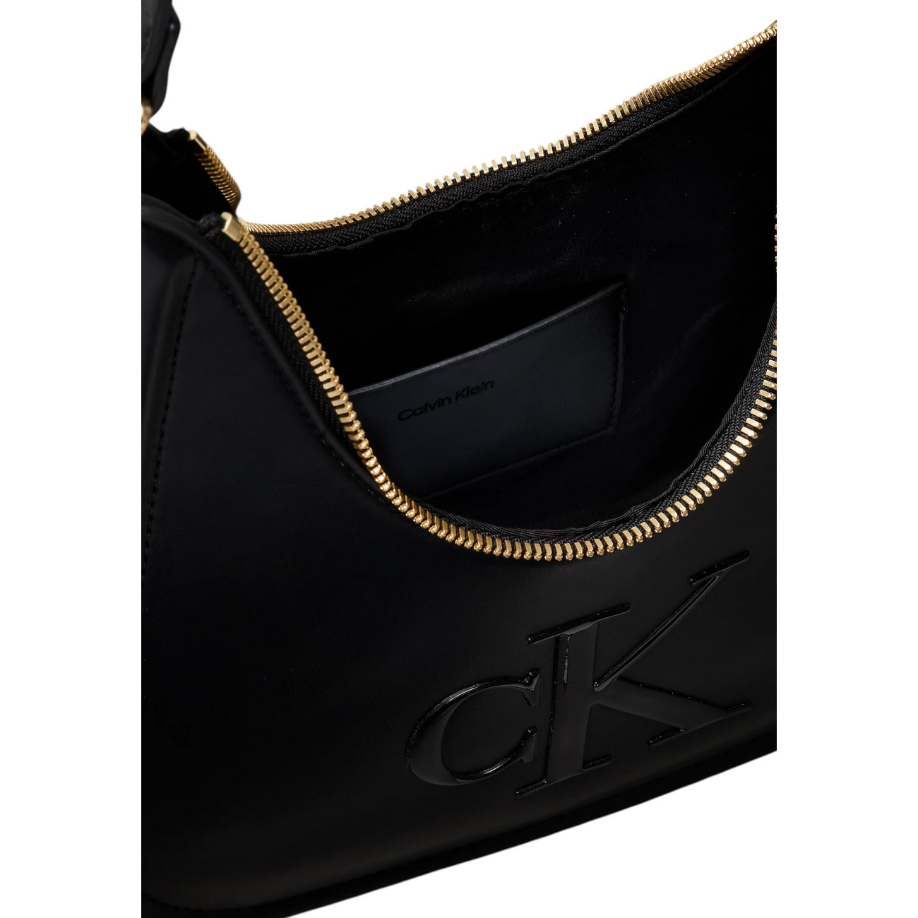 Borsa Mezzaluna Piccola Calvin Klein Bold; Nero. 100% Ecopelle poliuretano, manici corti e tracolla removibile, chiusura con zip. Dimensioni compatte (25x25,8 cm), stile minimalista e femminile 4 stagioni. Vista aperta 