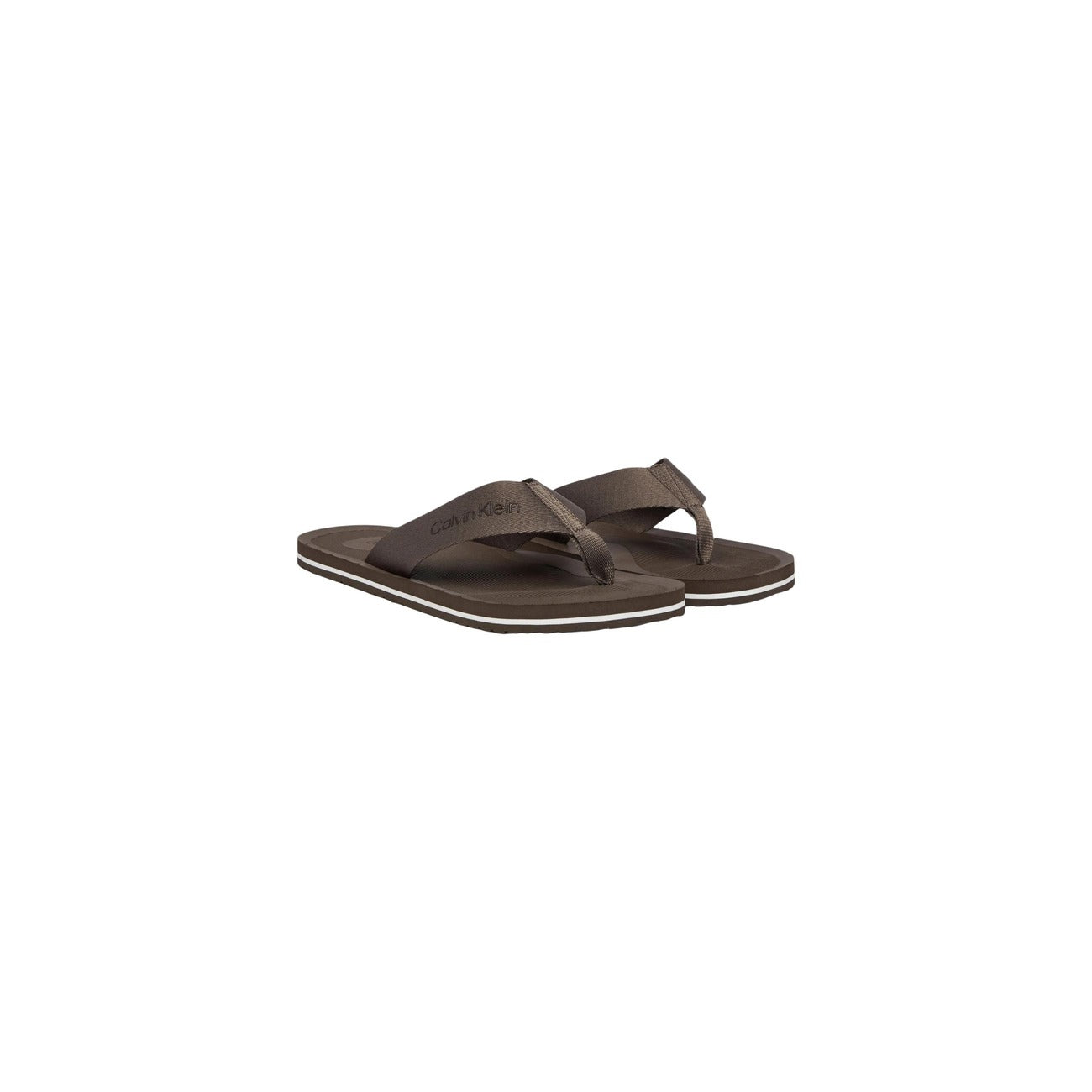 Infradito Calvin Klein HM0HM02106; 100% Poliestere. Doppia stampa logo, suola grip, fascia ampia. Ciabatte uomo mare e piscina, leggere e resistenti per la PE26. Colore marrone vista frontale Laterale 