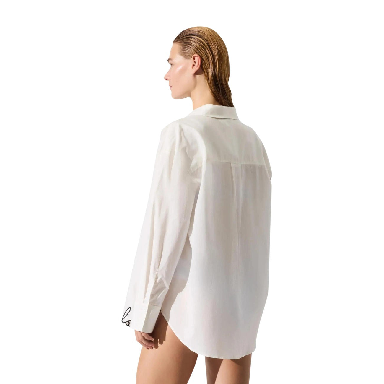 Camicia Spiaggia Oversize; 100% Cotone Leggero. Taglio ampio, chiusura con bottoni, logo Signature all'orlo. Copricostume donna fresco, spazioso e di tendenza per la PE26. Vista posteriore