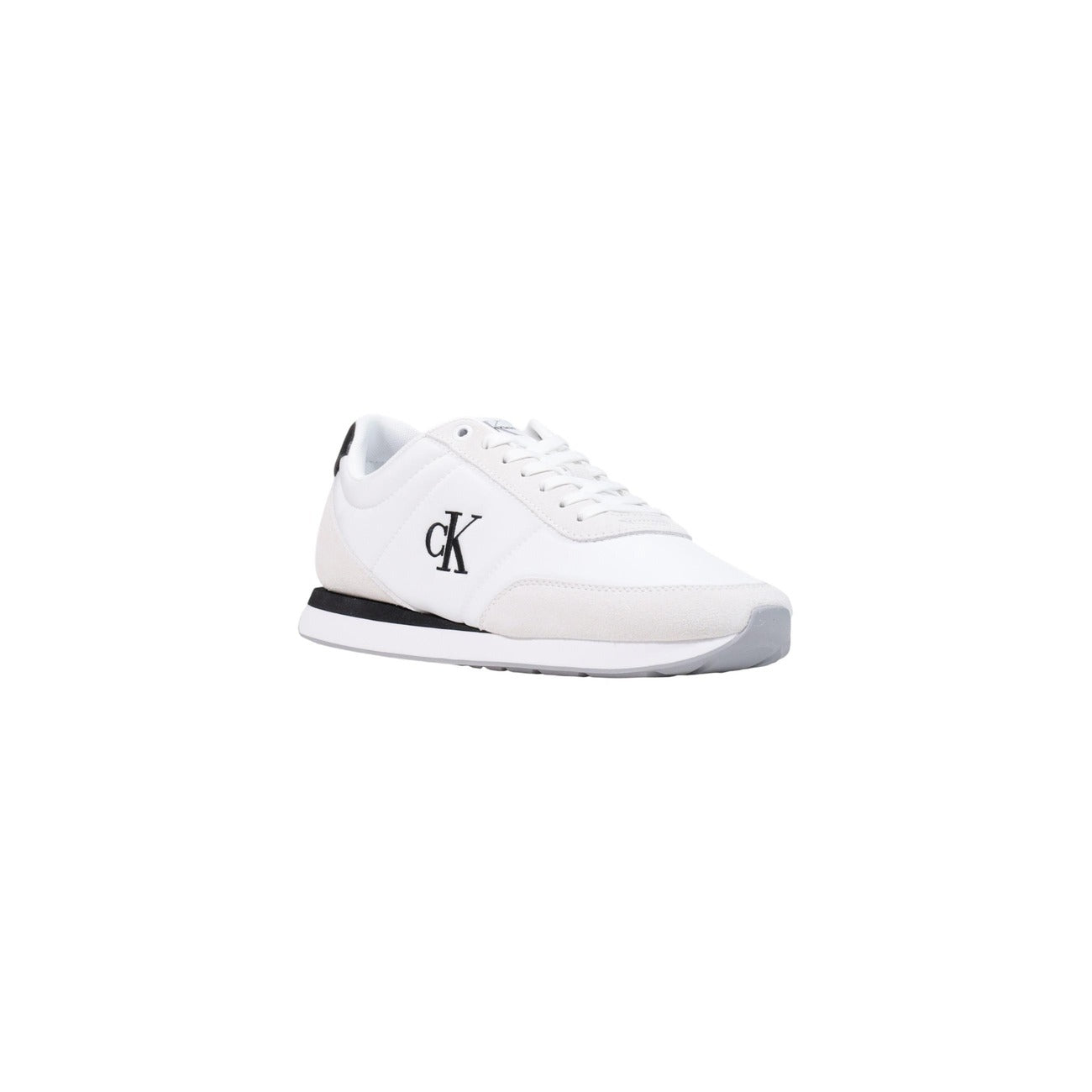 Sneakers Calvin Klein bianche uomo HM0HM02469. Scarpe sportive da uomo bianche in poliestere riciclato con logo monogram cK ricamato, dettagli a contrasto su tallone e suola, scarpe da ginnastica casual basse e sostenibili 4 stagioni.