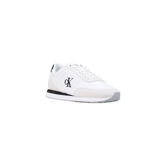 Sneakers Calvin Klein bianche uomo HM0HM02469. Scarpe sportive da uomo bianche in poliestere riciclato con logo monogram cK ricamato, dettagli a contrasto su tallone e suola, scarpe da ginnastica casual basse e sostenibili 4 stagioni.