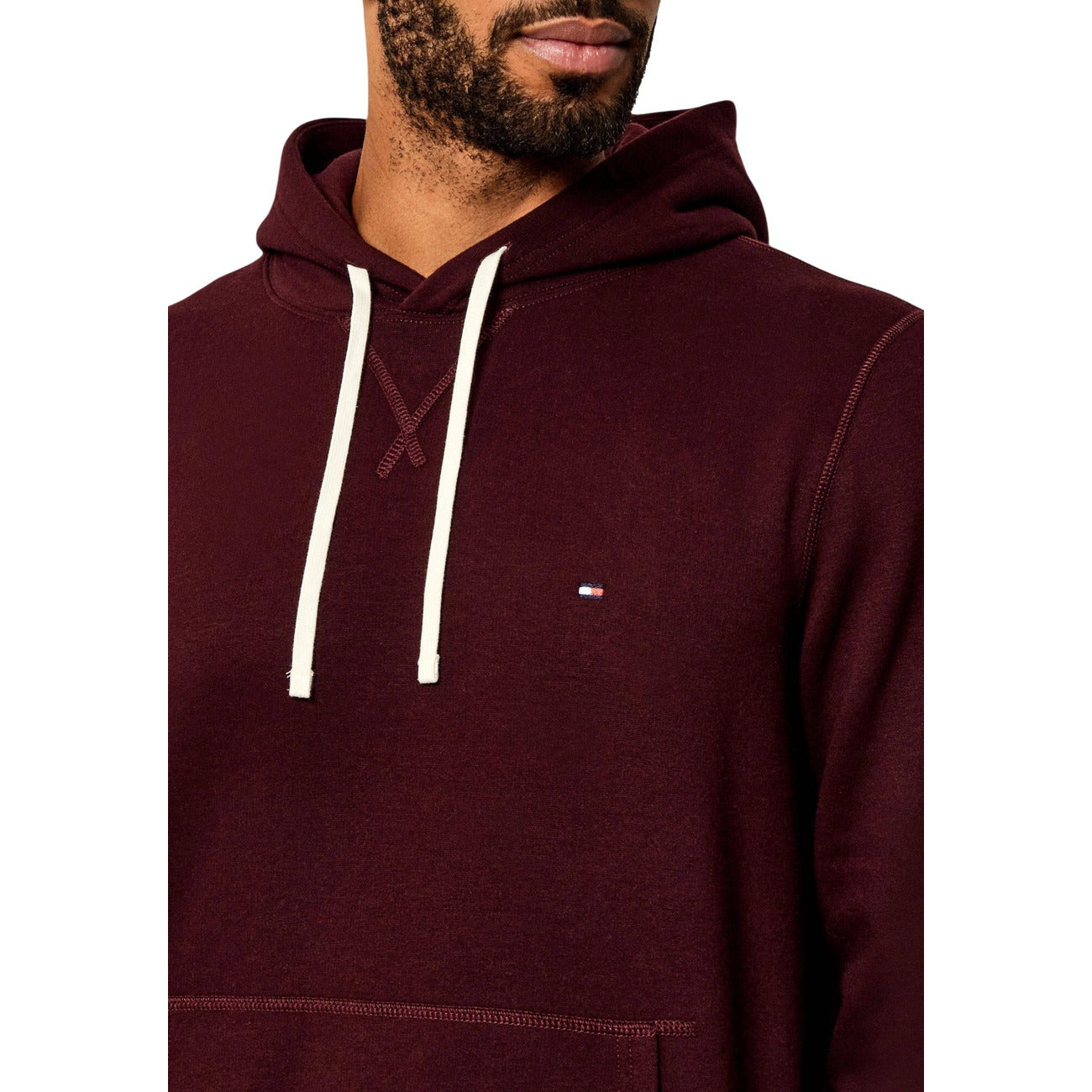 Felpa Tommy Hilfiger uomo bordeaux con cappuccio MW0MW39997. Felpa in misto cotone spazzolato effetto manopesca con tasca a marsupio frontale, coulisse a contrasto e logo ricamato, abbigliamento uomo autunno inverno.
