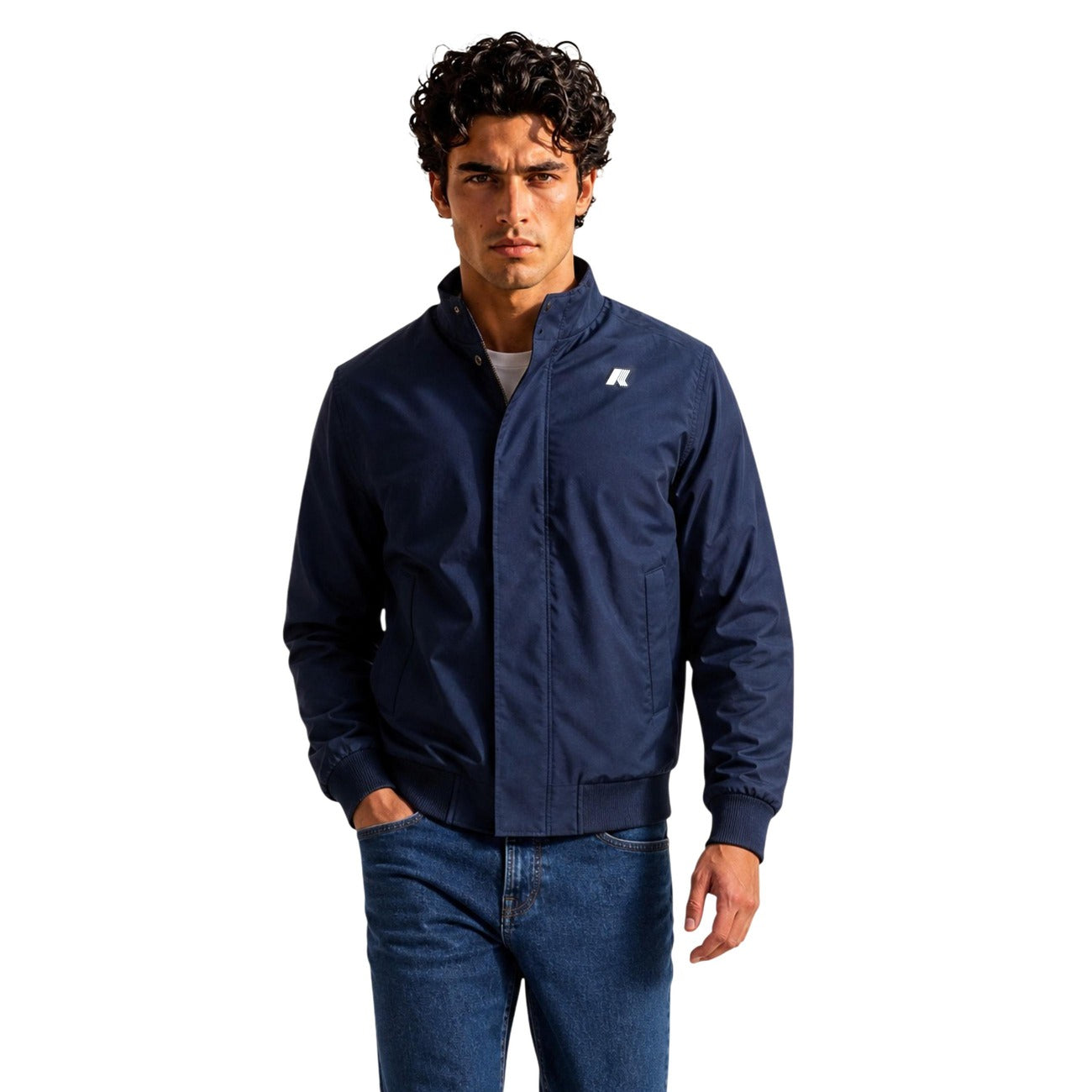 Giacca K-Way Arsene uomo blu K4157DW impermeabile. Giambotto corto urbano in misto cotone antipioggia con membrana isolante, resistenza acqua 8000 mm, zip con bottone a pressione e polsini a coste, abbigliamento autunno inverno.