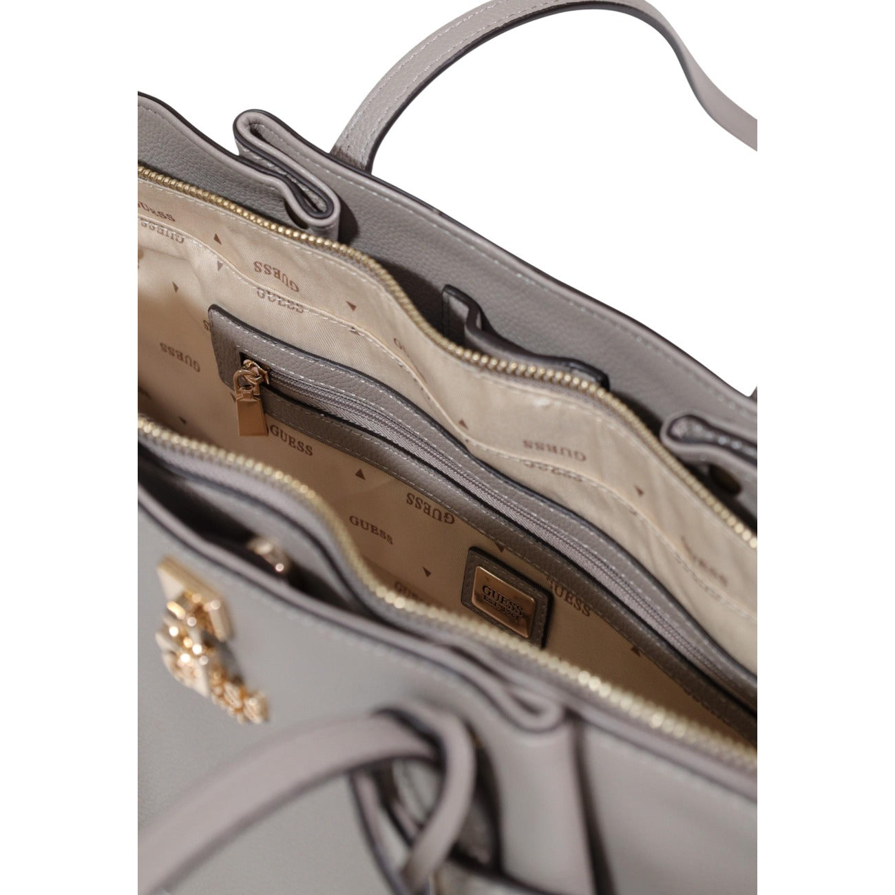 Borsa Satchel Guess Yesba; 100% Poliuretano Grigio. Design a bauletto, metalleria dorata, chiusura con zip. Borsa donna ampia (40 cm) e strutturata. Dettaglio cerniera
